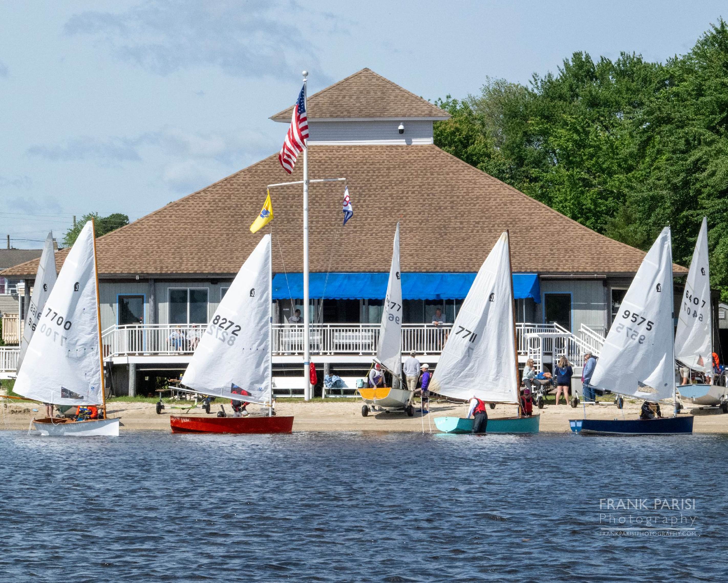 A group of sailboats on a lake
AI-generated content may be incorrect.